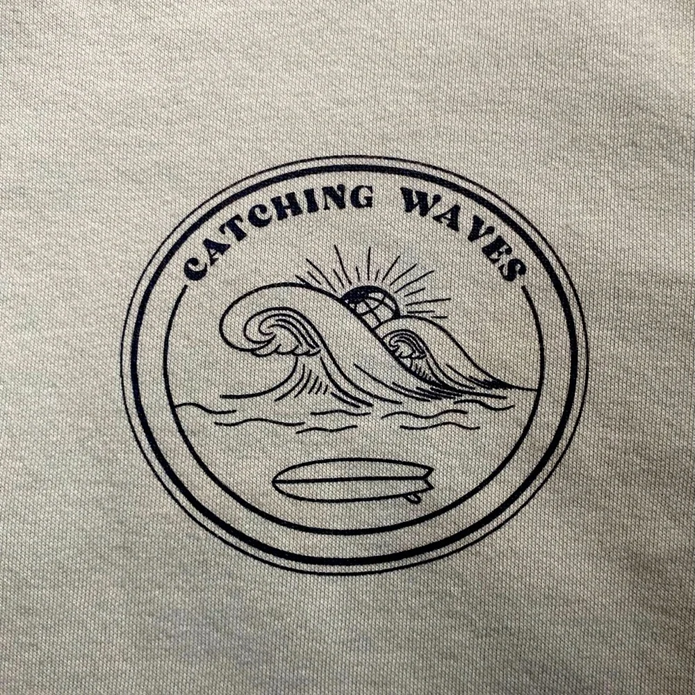 FREE PLANET-CATCHING WAVES-MENS SIZE MEDIUM SWEATSHIRT - Picture 4 of 9